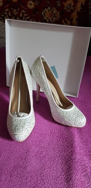 Туфли: Продаю туфли (Европа), каблук 8см, размер 39 - 40. Камни под — 2