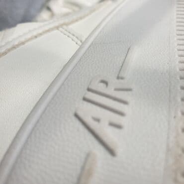 nike react: Белые кроссовки в классическом стиле. Подойдет как для мальчика, так и — 5