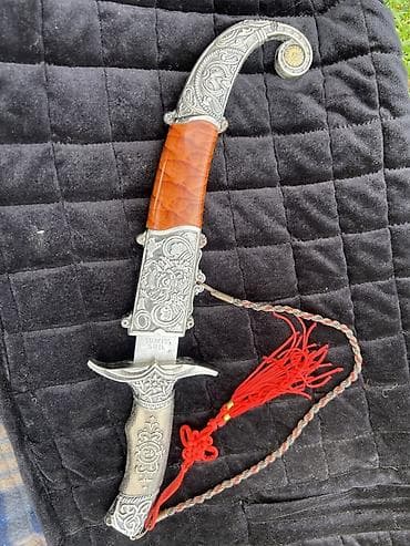 Декоративный кинжал с ножнами в восточном стиле - Материал клинка