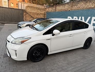 Toyota Prius: 2015 г., 1.8 л, Гибрид — 10