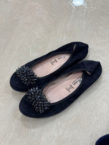 женские брендовые туфли недорого: Продается женская обувь. По 1000 сом . Шлепки 2000 сом (новые) размер — 4