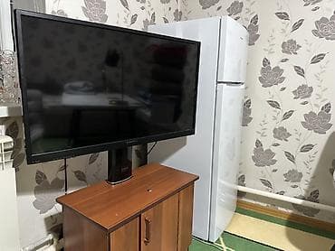 Телевизор Samsung, диагональ около 32–34". Особенности и функции: -