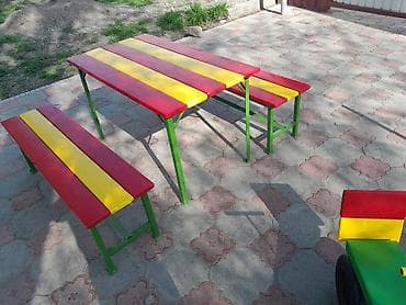 Детский мир: Разноцветные скамейки из дерева, покрытые яркой краской. Простые в — 1