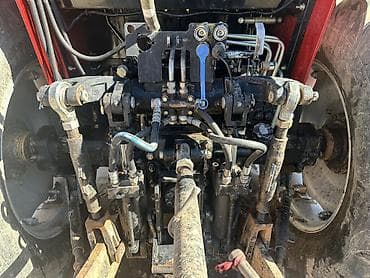 Трактор с плугом вместе Трактор колесный (класс ~100–140 л.с.) с