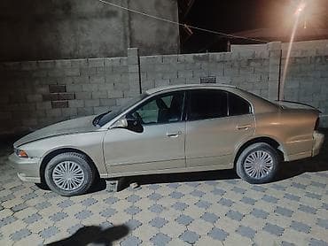 Седан среднего класса, левый руль. Кузов 4‑дверный, цвет