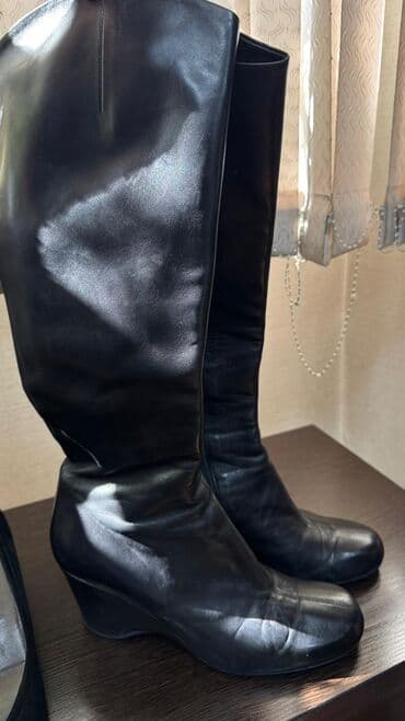 обувь для охоты: Высокие женские сапоги из чёрной кожи на скрытой танкетке. - — 1