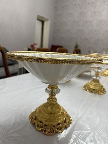 Декоративная ваза-фруктовница на ножке - Материал чаши: белая