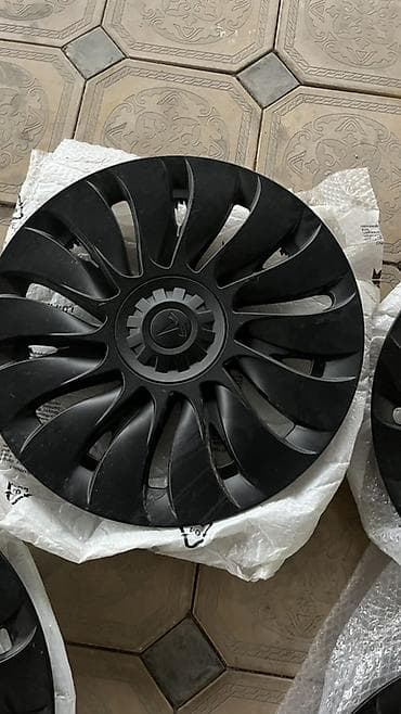 Шины: Колпаки R 18, Б/у, Комплект — 1