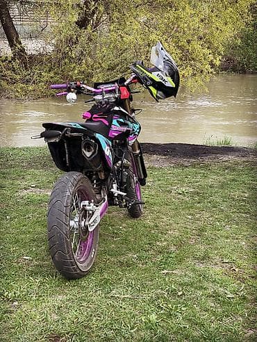 двигатель на мотоцикл эндуро ктм: Мотоцикл в стиле супермотард с ярким кастомным оформлением — 4