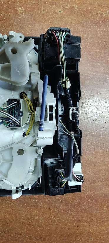 verso: Toyota Corolla Verso 2004, блок управления климат контролем — 4