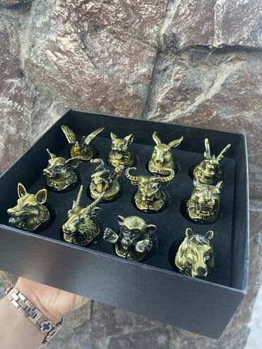 • Набор рюмок в подарочной коробке: • 12 стопок-перевертышей (знаки