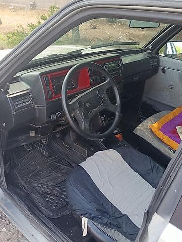 Volkswagen Jetta: 1986 г., 1.8 л, Механика, Седан — 5