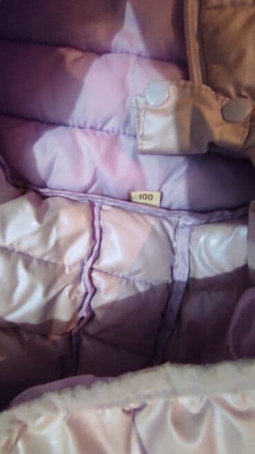 Ковролин: Детская куртка. Ростовка 100 см. Нам маленькая. Цена 300 сом — 6