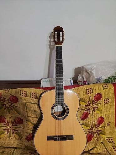 Продаю классическую гитару. Цена 5500
