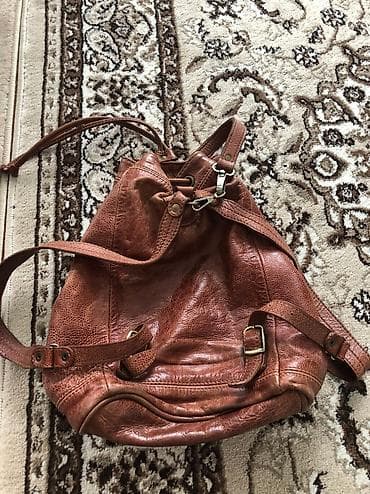 Спортивные сумки: Кожанный рюкзак унисекс, в очень хорошем состоянии, цену можем — 3