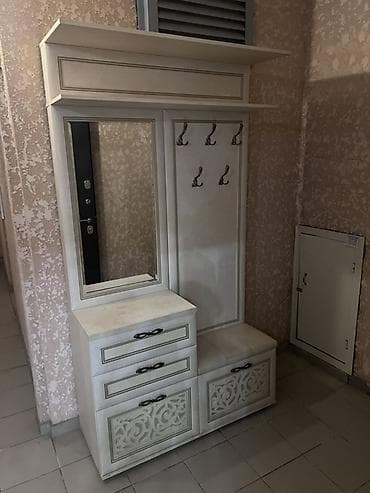 Гарнитуры для зала: Мебель прихожая и шкаф. 1) Прихожая с зеркалом и сиденьем: - Светлый — 1