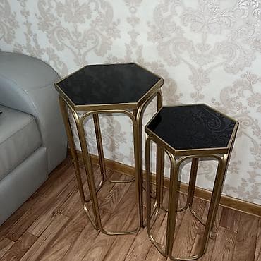Столик Набор из двух декоративных столиков в современном стиле. -