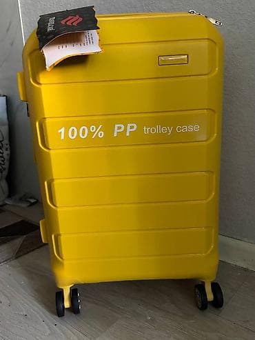 Чемодан, Материал: Пластик, Средний (40 - 70 л), На колесах