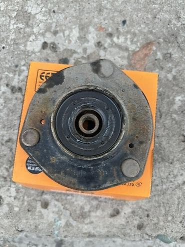 ролик шкив: Опорная подушка амортизатора Toyota 2014 г., Б/у — 1