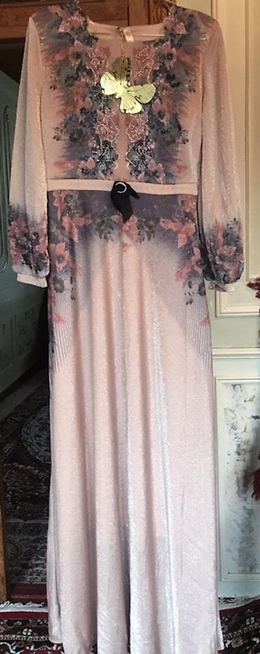 вечернее легкое платье: Нарядное длинное платье пастельно-розового цвета с цветочным принтом — 2