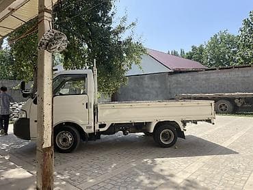 Компактный бортовой малотоннажный грузовик Nissan (правый руль) — 8
