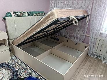 Двуспальная кровать с подъемным механизмом и большим бельевым коробом