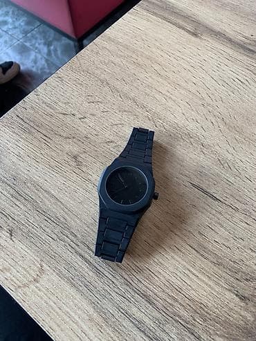 Лаконичные наручные часы в полностью чёрном исполнении. - Тип