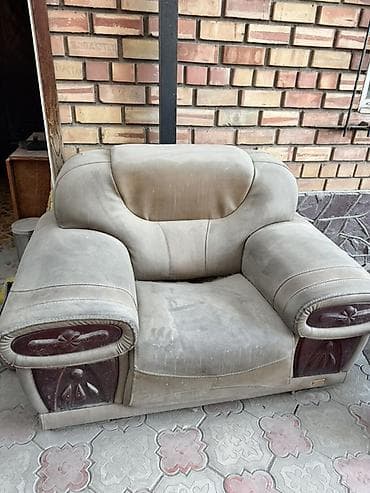 small table: Кресло кожаное с широкими подлокотниками
Есть дефекты — 1