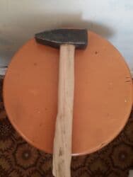 Клеевые пистолеты: Продаю 2 больших советских молотка, в нормальном состоянии. Цена за — 1