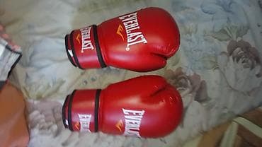 Боксерские перчатки Everlast, красные - Классическая форма перчаток