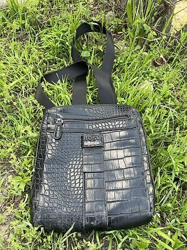 Сумка через плечо BOSS (Hugo Boss) в черном цвете с тиснением под