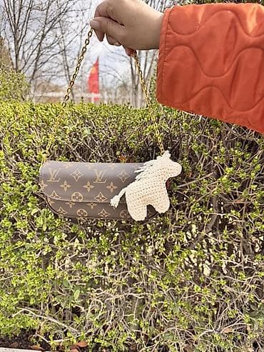 Трендовый брелок лошадка ручной работы. Легкий и милый, украсит любую