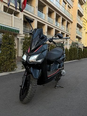 Скутеры: Скутер/мопед городского типа, черный, с агрессивным дизайном передней — 3