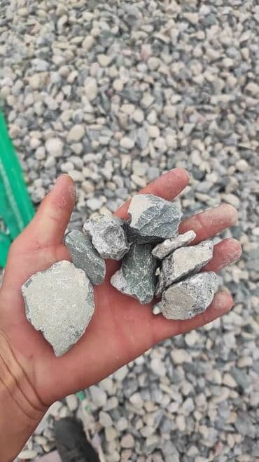 декоративный камень для сада: Щебень серого цвета, состоящий из камней среднего размера. Подходит — 2