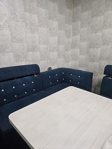 дневной свет: Кухонный уголок с мягким диваном и столом. - Комплектация: угловой — 3