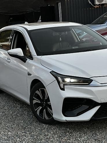 GAC: GAC Aion s белого цвета Кузов и внешность: - Динамичный дизайн — 1