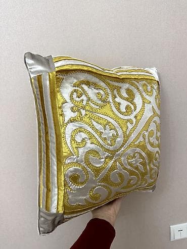 вязаные подушки: Декоративный комплект для дома: длинный валик-кавдрак и квадратные — 1