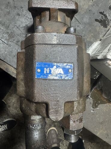 подушка пуфик: Гидромотор Vickers (VHA), шильдик на корпусе: - Part Number: 24571234C — 2