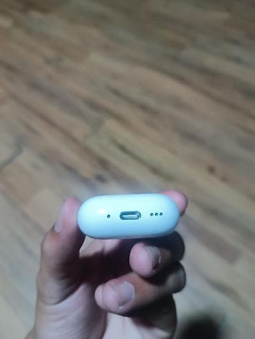 bluetooth speaker: Беспроводные наушники с зарядным кейсом (белые) - Форм‑фактор — 4