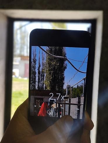 самсунг галакси нот 9: Смартфон с камерой и экраном с вырезом под фронтальную камеру слева — 3