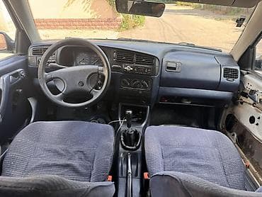 Продажа авто: Volkswagen Golf: 1992 г., 1.8 л, Механика, Бензин, Хэтчбэк — 4