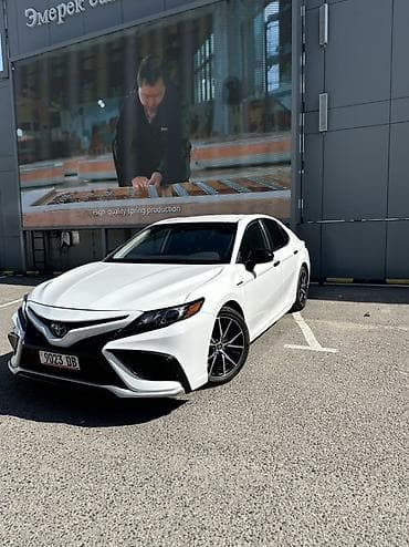 Toyota Camry: 2021 г., 2.5 л, Вариатор, Гибрид, Седан — 2