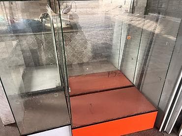 бу стилажи: Стеклянные торговые витрины на подиумах - Конструкция: вертикальные — 1