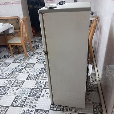 холодильники большие: Холодильник двухкамерный с верхней морозильной камерой. Основные — 4