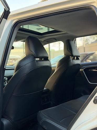 Toyota Wildlander: 2021 г., 2.5 л, Автомат, Гибрид, Внедорожник — 10