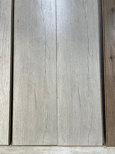 сонома светлая: Ламинат светлого оттенка с текстурой дерева. Подойдет для отделки пола — 1