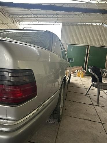 консоль 124: Mercedes-Benz W124: 1995 г., 2.2 л, Механика, Бензин, Седан — 2