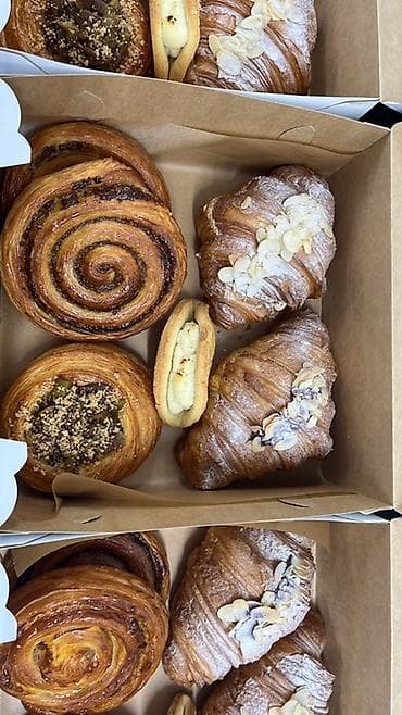 набор кулч: Набор свежей слоёной выпечки в подарочной коробке. Состав набора — 1