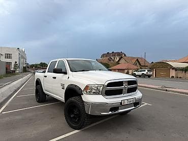 RAM 1500 4x4, белый пикап Crew Cab Ключевые особенности: - Полный