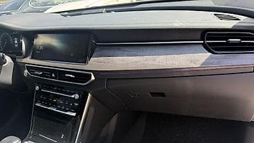 спидометор: Салон автомобиля бизнес-класса с современным оснащением. Основные — 3